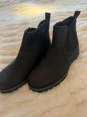 Nyskick ! Svarta Timberland chelsea boots stl 40 JR - Säljer ett par svarta chelsea boots från Timberland i mocka med grov sula och dragkedja på sidan. 