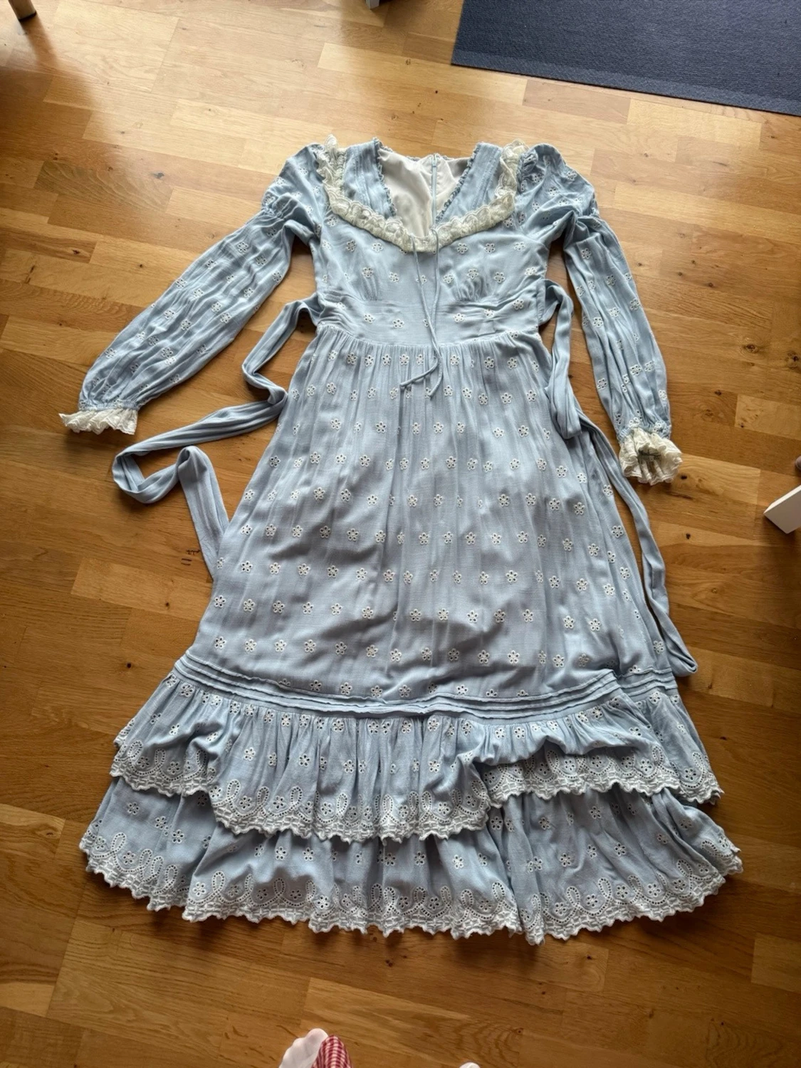 Ljusblå långklänning med spetsdetaljer från Lacemade - 1