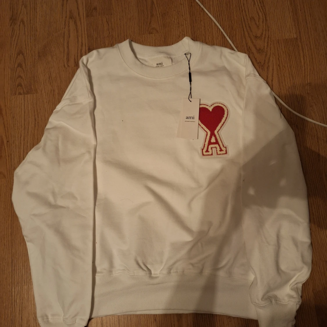 Vit sweatshirt från Ami Paris med hjärtdetalj