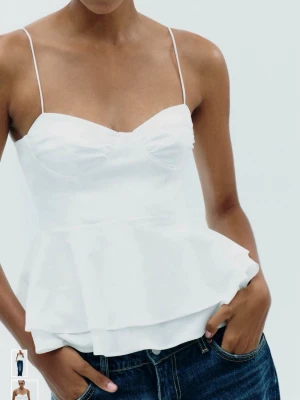 Vit peplum linnetopp med tunna band - Säljer en vit peplum topp från Zara med tunna axelband. Säljer för att jag köpte fel storlek så helt oanvänd 