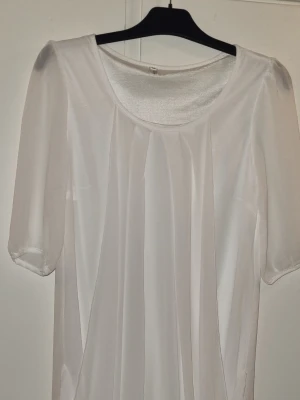 Topp stl m  - Jätteskön topp. Faller fint,transparent armar, täckt kropp =)