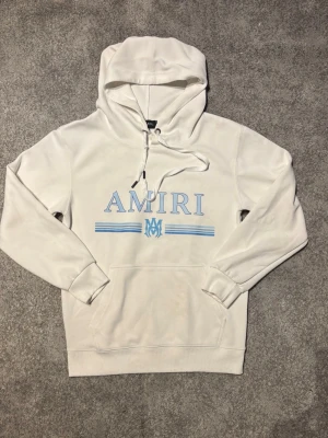 Vit amiri hoddie - Snygg vit hoddie✅ -den är i fint skick förutom att den har en fläck längst ner på tröjan men syns knappt🙌🏼 -storlek S Köpt på plick för 1000kr Hör av er vid frågor🙌🏼