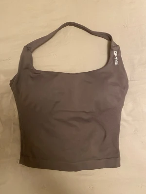 Impact Halter Top från DFYNE - Säljer en Impact Halter Top från DFYNE i färgen truffle. Storlek S. Säljer då den är lite för stor och inte kommer till användning. Använt två gånger. 