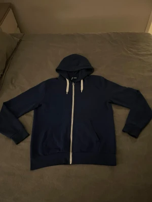 Blå hoodie med vit zip  - Inte använd på länge. I mycket bra skick och inga problem. 