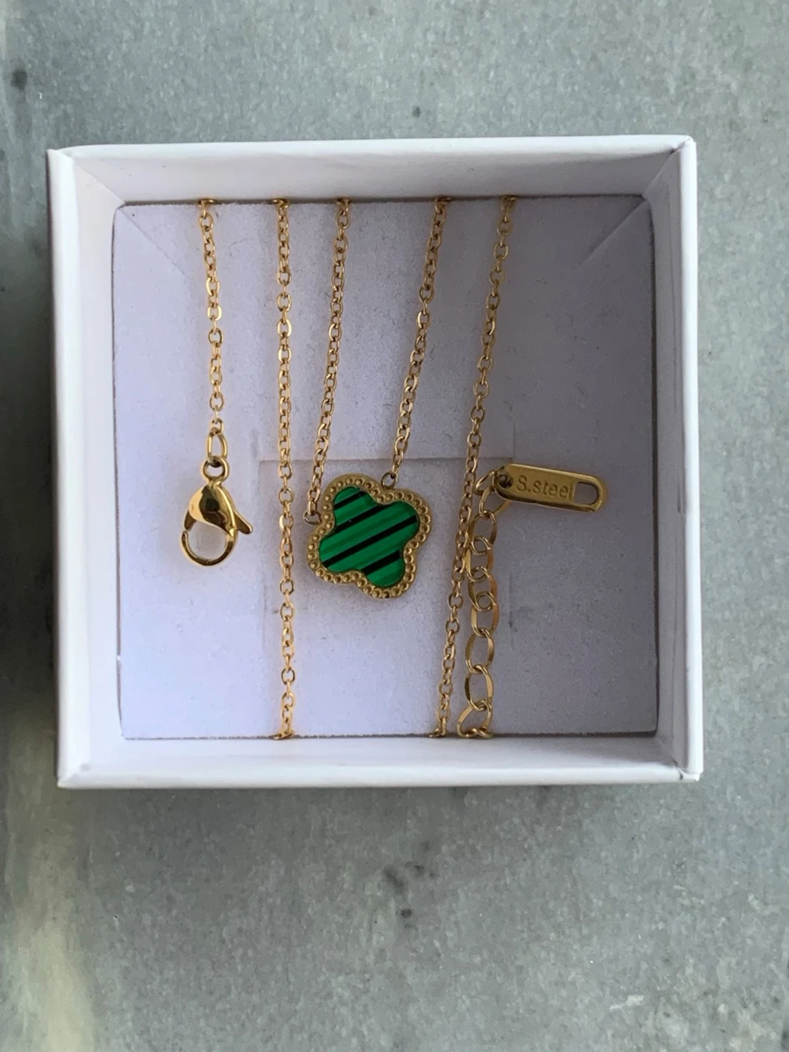 Grönrandig klöverhalsband i guldfärg  - 1