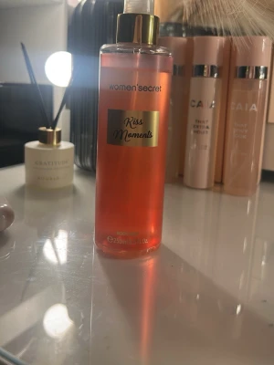Kiss Moments Body Mist 250ml - Fräsch body mist från Women'secret i stor flaska på 250 ml. Perfekt för dig som vill ha en lätt och uppfriskande doft till vardagen.