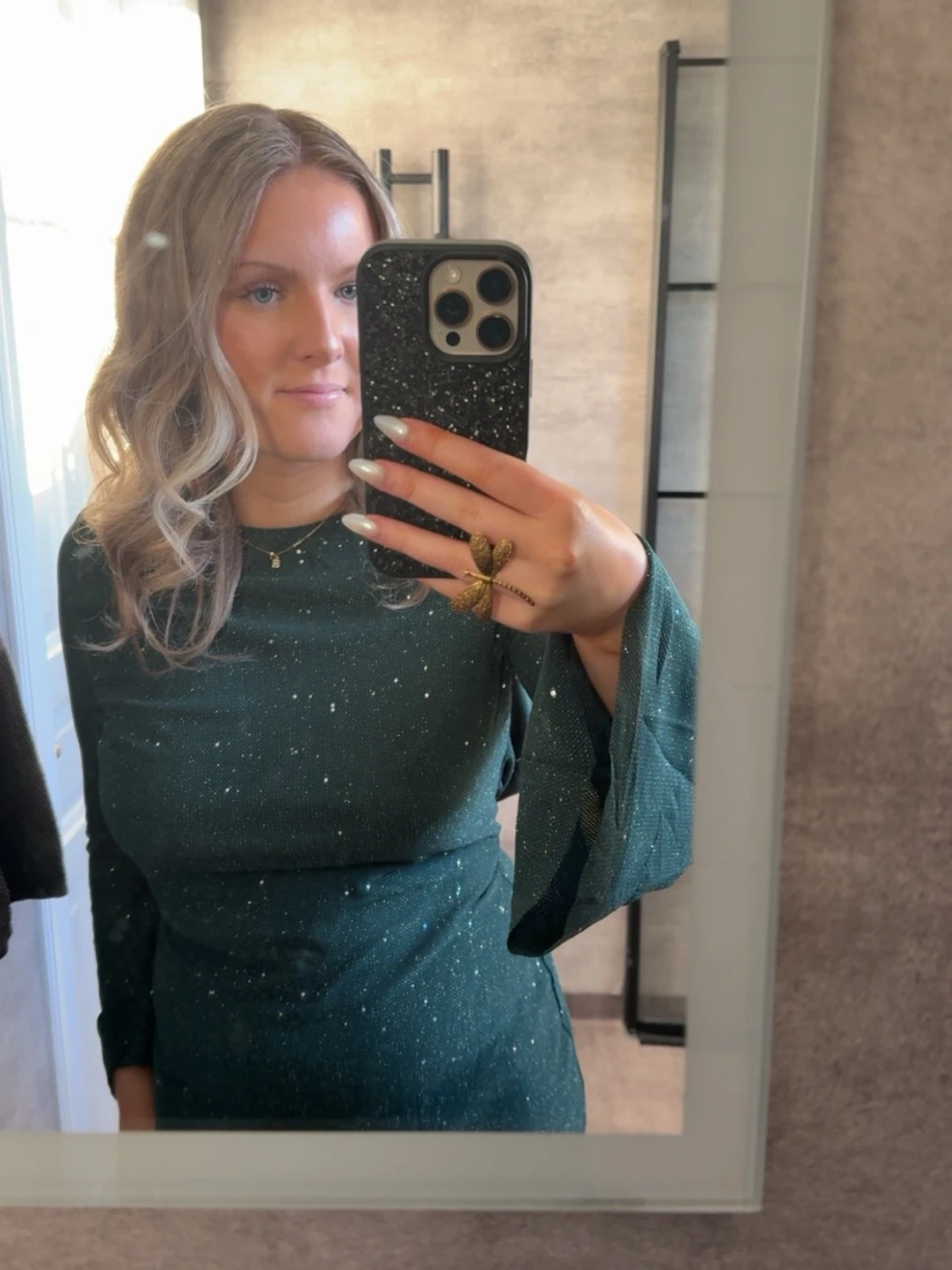 Mörkgrön glittrig klänning med trumpetärm