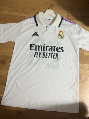 Real Madrid tröja  - Vincuis på ryggen, rikigt snygg. Fler bilder finns om du är intresserad. Skulle säga att den passar storlek S också