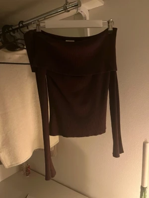 Vinröd offshoulder topp H&M - Säljer en jätte fin vinröd ribbad offshoulder topp från H&M i storlek M. Använd en gång, så den är som ny. 