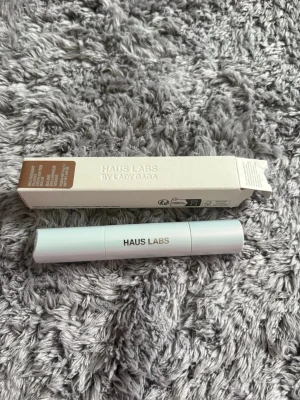 Haus Labs highlighter balm - Säljer en Big Radiant Glassy Highlighter Balm från Haus Labs by Lady Gaga. Kommer i en stilren vit tub med metallisk text och tillhörande kartong. Innehåller 3 g och ger en glansig, strålande finish. Vegansk och cruelty free.