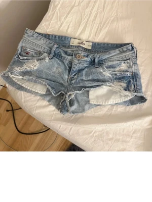 Ljusblå jeansshorts från Hollister - Kan tänka mig sänka pris vid snabb affär!!