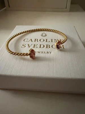 Caroline Svedbom - Jättefint armband med rosa stenar,, nypris 595kr. Inga defekter 