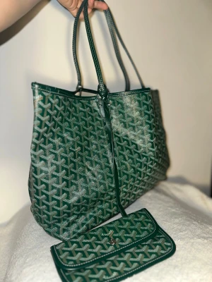 Shoulder tote bag - really nice just with issue you can see for yourself on the pics