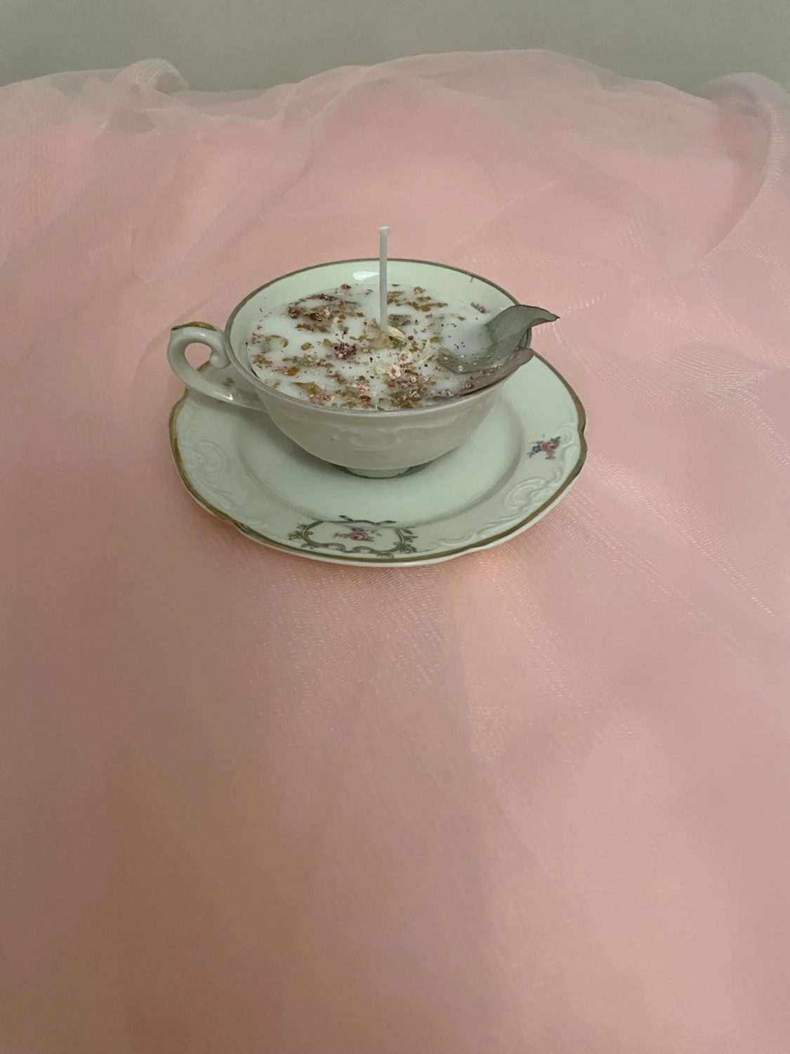 Doftljus i vanilj doft i en vit tekopp med blommor på nr 1 