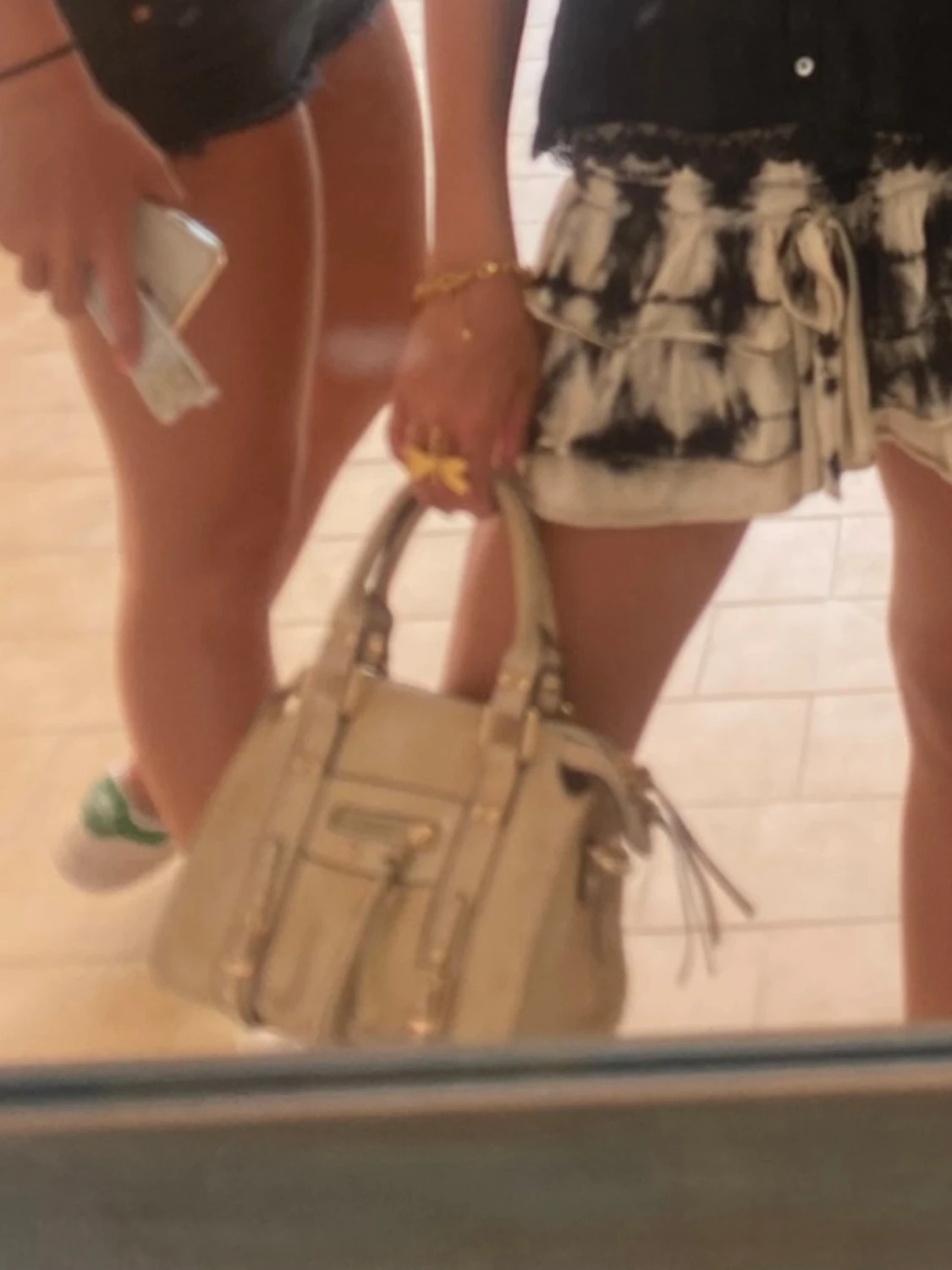 Beige handväska med detaljer - 1