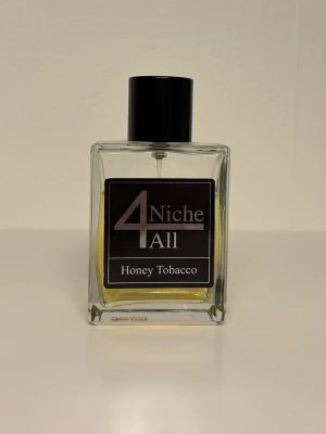 Niche4All Honey Tobacco  - Niche4All Honey Tobacco med 100 ml från början, se bild 1 och 2 för att avgöra mängd. Har stått i jämn temperatur och borta från solljus. Inspirerad av Xerjoff Naxos. Bar att skriva vid frågor!