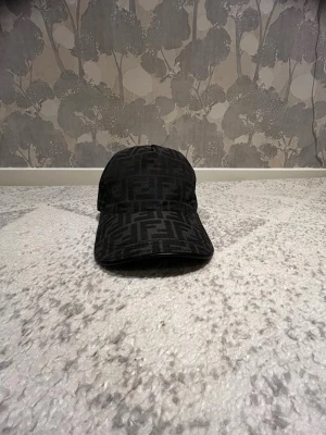 Fendi keps  - Fendi keps från Italien storlek m är bomull har använt den i 2 månader 