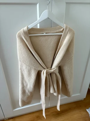 Kofta  - Stickad beige kofta med band från Shein (men bra kvalité) i storlek S