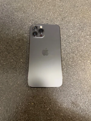 IPhone 12 Pro Max - IPhone 12 Pro Max  Säljer en iPhone 12 Pro Max 128GB i svart. Mycket bra skärm, endast en minimal repa som knappt syns (kolla bild) Batterihälsa: 82% En av kameralinsen är sprucken och kameran kan då och då låta något vid användning av kamera appen. Mobilen i övrigt fungerar utmärkt!  Skickas med ett bra mobilskal   Kameralinsen går såklart att laga och kostar inte mycket. Hör gärna av vid frågor 😆