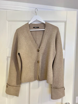 Beige kofta från Gina Tricot - Snygg beige kofta från Gina tricot🩷 endast använd en gång🩷nypris 450kr🩷
