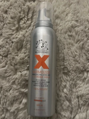 Klippoteket X Hairmousse 200 ml - Volymgivande och glansig hårmousse från Klippoteket med strong hold. Använd en gång.