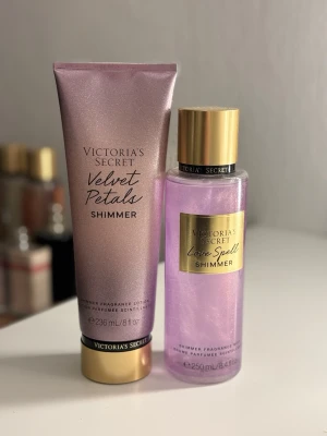 Victoria’s Secret  - Jätte goddoftade och nice Victoria’s Secret produkter. Jag har haft likadana innan! De ger ett snyggt och naturligt glow var de även ger dig en utmärkt doft, perfekt för vardagen! Har inte öppnat!!!💕