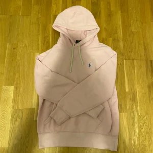 Polo ralph lauren hoodie - Rosa Ralph lauren hoodie i storlek S använd runt 5-7 gånger. Fraktar inom 24h