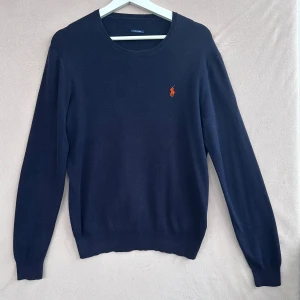 Läs! Marinblå tröja från Polo Ralph Lauren - •ÄKTA!!! Etiketten på nacken togs bort för det kliade🤨 men tröjan är äkta från Polo Ralph Lauren. Alla andra etiketter sitter kvar. Marinblå tröja, sannolikt i S (se mått nedan!). Skick: använd men är i gott skick. ca-mått i cm: -axelbredd: 41 -bröst: 50 -längd: 64.