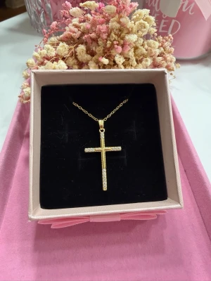 18k guldpläterat kors halsband  - Väldigt fint kors i rostfritt stål, pläterat med 18k guld. Superfina detaljer med gnistrande zirkonstenar ✨ hur fint som helst! Passar perfekt som födelsedagspresent eller om du vill unna dig något extra fint. 😍