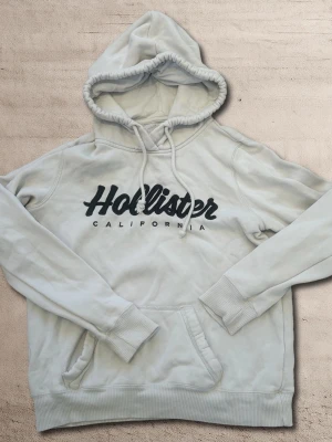 Hollister hoodie S - Vit tröja från hollister med svart text. Storlek S. Bra skick 8/10. 😀