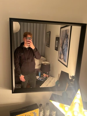 Comme des garcons play - Tja! detta är då en garcons play tröja.  Riktigt bra kvalité och ser riktigt snygg ut.  Den har inga skador eller liknande och är i storlek S! Hör av dig om du undrar nått 