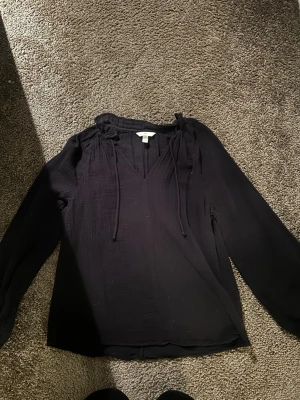 Svart blus  - Svart blus ifrån h&m i strl xs