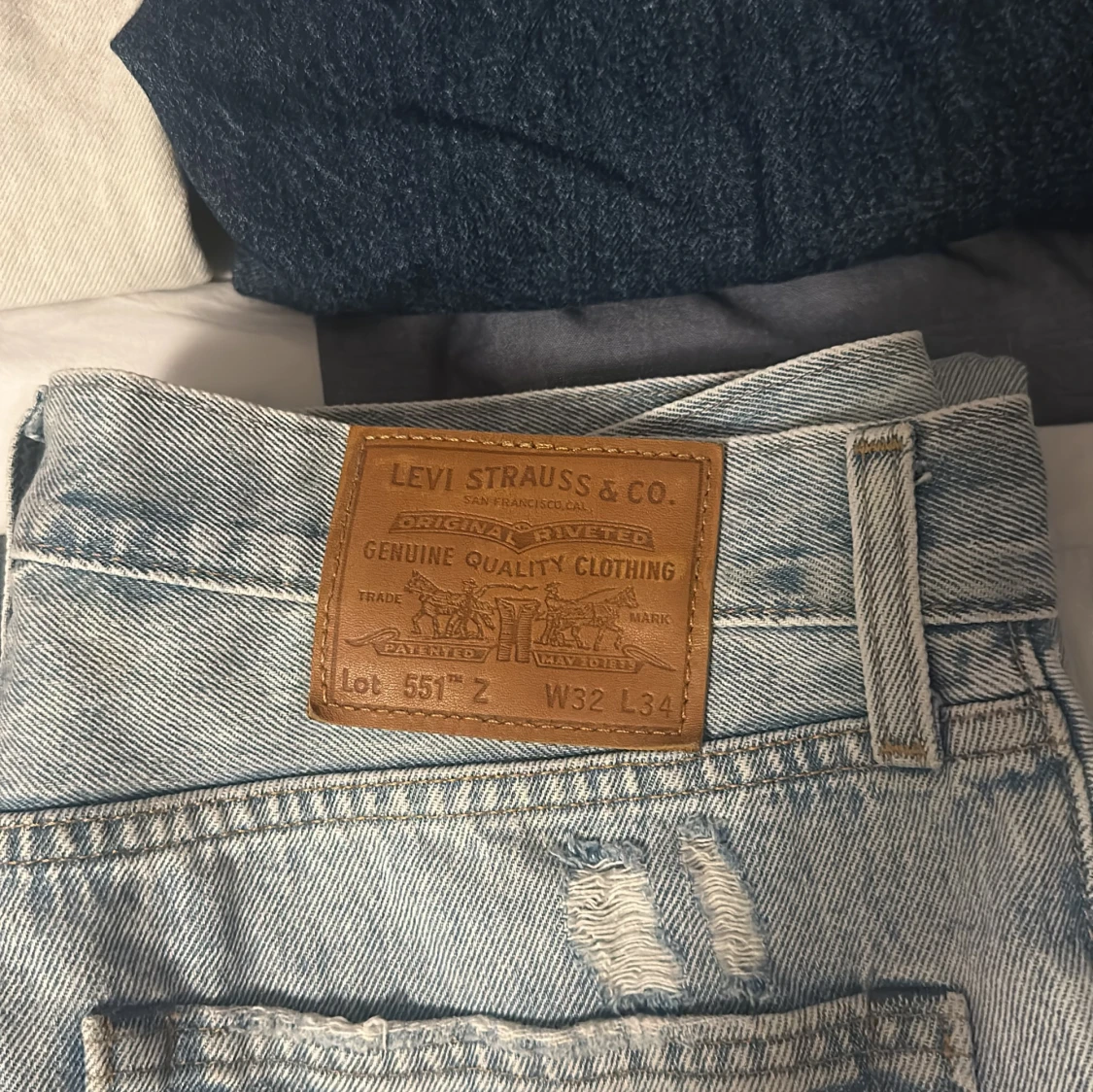 Ljusblå Levi’s 551z - 91