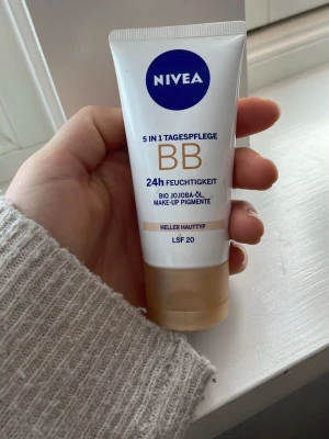 NIVEA BB Cream 5 in 1 Ljus - NIVEA 5 in 1 Tagespflege BB Cream för ljus hudton med SPF 20. Innehåller bio jojobaolja, make-up pigment och naturligt magnoliaextrakt. Ger 24h återfuktning och jämnar ut hudtonen. Tuben rymmer 50 ml och är perfekt för dig som vill ha en naturlig bas.         🔹Använd Ca 80 % kvar 🔹 Fräsch och förvarad hygieniskt 🔹 Säljs pga fel nyans för mig  Skickas snabbt 📦✨