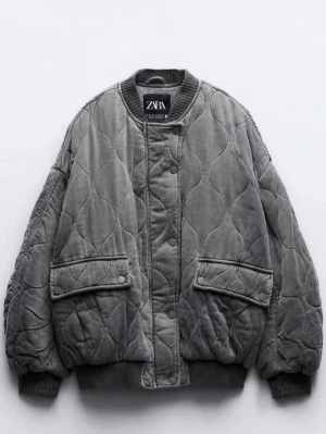 Grå quiltad bomberjacka från Zara - Grå quiltad bomberjacka från Zara med oversized passform. 