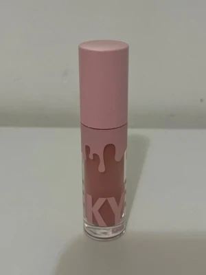 Kylie läppglans - Kylie läppglans i färgen 319 diva. Använd max 3 ggr, som ny. 