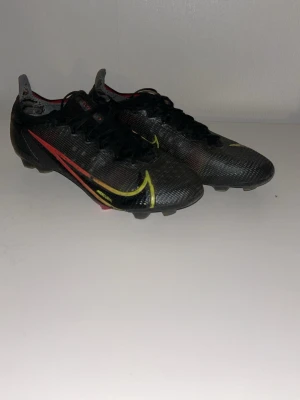 Nike Mercurial elite - Säljer ett par Nike Mercurial vapor 14. Det är i bra skick förutom hälen som man kan se på bilderna. Priset är ej hugget i sten och tveka inte på att skriva om ni har några frågor. 