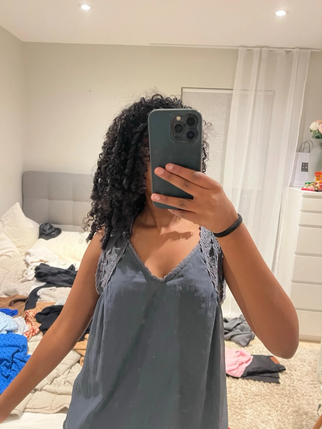 Mörkgrå ärmlös blus med spets