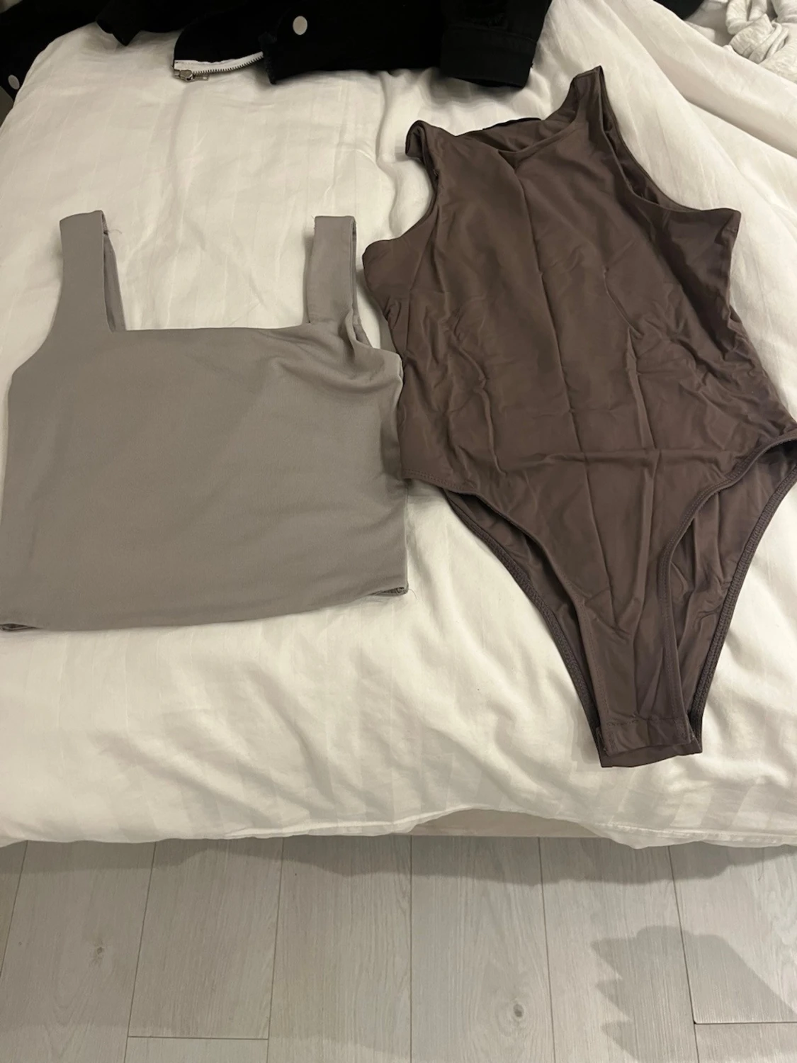 Grå topp och  bodysuit - 1