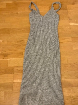 Stickad klänning  - Stickad klänning 