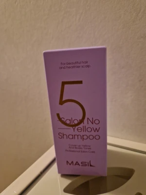 Masil 5 Salon No Yellow Shampoo - Har beställt för många av denna shampoo.. Oöppnad och är ny. Köpt från Dermaspace.se Lila förpackning med Masil 5 Salon No Yellow Shampoo, ett professionellt silverschampo som neutraliserar gula och varma toner i håret. Innehåller extrakt av vindruva, royal jelly och avokado. Perfekt för dig som vill ha kallare nyans på blont eller blekt hår.                                                                    150ML                From SK