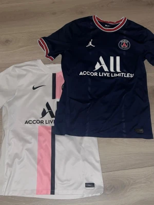 PSG tröjor - Säljer dessa PSG match tröjorna med mbappe och nummer 7 på ryggen. Tröjorna är använda ett par gånger men inga synliga defekter på varken tröja eller tryck. De passar perfekt till sportsliga aktiviteter men även till vardags. Bara att höra av er vid frågor