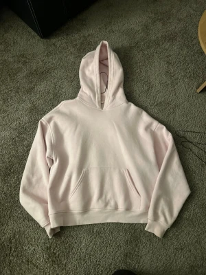 Rosa hoodie ifrån Gina  - Super fin rosa hoodie ifrån Gina! Har även mjukisbyxor till, hela sättet kan köpas för 550