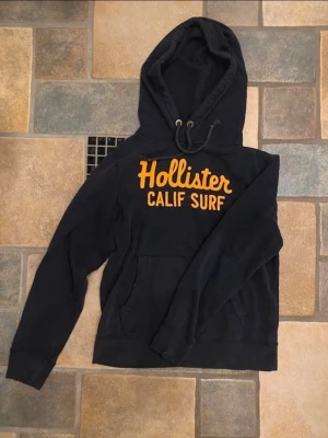 Hollister hoodie  - Svart Hollister hoodie i storlek L men sitter mer som en S Bra skick! Hör av dig vid funderingar