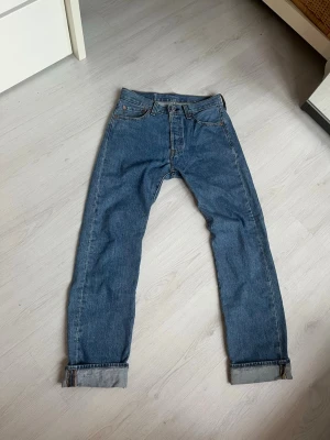 Levi's 501 blå jeans W29 L32 - Klassiska blå Levi's 501 jeans med en väldigt trevligt passform. Använt max 2 gånger så är i princip ny. Jag på bilden är 180cm 62 kg och jensen sitter perfa, L32 fast jag skulle nog säga L34/35.  fråga vid det minsta lilla fundering