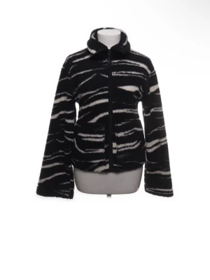 Teddyjacka med zebra mönster  - Jättefin teddyjacka med ”zebra” mönster💓 passar till både basic outfits och mer uppklätt🥰