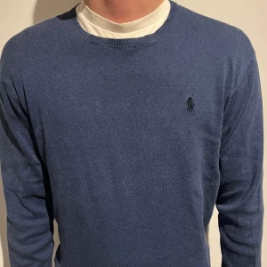 Ralph lauren tröja - En riktig snygg och trendig Ralph lauren tröja i topp skick, storlek M, vid frågor är de bara att skriva 