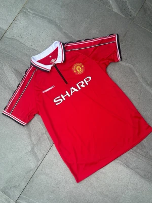 NY Manchester United Retro 98/99 Legendarisk Treble Hemmatröjan  - Detta är en Helt NY Manchester United Retro Vintage Hemmatröja Från Den Legendariska 98/99 Treble Säsongen, Helt Ny, Hög Kvalité, Redo Att Användas, Alla Storlekar Finns, Prislapp Sitter På, Gjord I Thailand