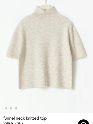 Beige stickad polotröja Gina Tricot - Gosig och snygg stickad polotröja med 3/4ärmar från Gina! Gjord i woolblend, storlek xs. Använd ett fåtal gånger, nyskick!🥰