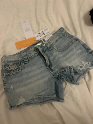 Jeansshorts - Helt nya jeansshorts från Gina. Jätte snygga med fina detaljer på fickorna, perfekt till sommaren💕